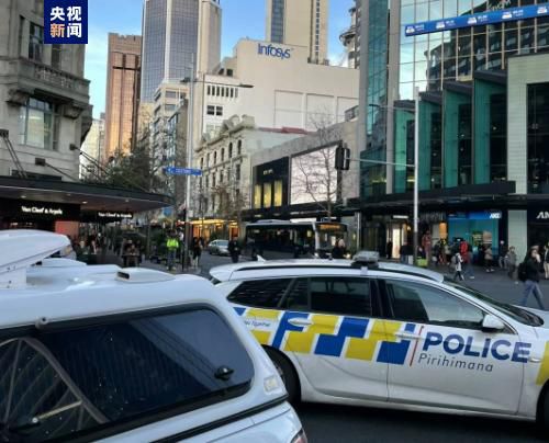 脑洞大开的“冥界”娱乐圈世界观，搭配无厘头的喜剧风格让人耳目一新。