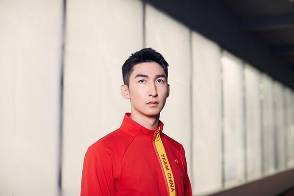 杨幂第一次尝试做制作人，不慎露黑色内衣走光，男友刘恺威前来助阵，刘恺威贴心为杨幂护花，二人当众耳鬓厮磨大秀恩爱。