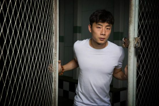 当时，这三名小偷正在偷他车上的催化转化器。