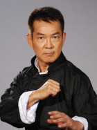 照片中，朱丹身穿深色服饰，深V上衣隐约露出迷人锁骨，流露点点小性感，展现曼妙身材。